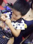 双马尾辫清纯萝莉半脱下内裤被炮友随意操，无毛粉穴第一视角拍摄，进进出出啊啊直叫，操的非常享受捂着脸