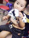 双马尾辫清纯萝莉半脱下内裤被炮友随意操，无毛粉穴第一视角拍摄，进进出出啊啊直叫，操的非常享受捂着脸