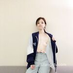 สาวหน้ากลมและเด็กน้อยดูเหมือนมีหน้าอกใหญ่อยู่ในเสื้อผ้า เธอแทบรอไม่ไหวที่จะถอดเสื้อผ้า ลูบหน้าอก จูบ จีบ และเลียตัวเอกด้วยวิธีต่างๆ แต่ก็ล้มเหลว ที่จะได้รับยาก