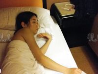 Seorang jurugambar leceh membawa seorang model muda ke Hong Kong untuk bergambar dan mendapat peluang untuk membiusnya dan membawanya kembali ke hotel untuk melakukan hubungan seks dalam pelbagai posisi.