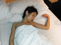Seorang jurugambar leceh membawa seorang model muda ke Hong Kong untuk bergambar dan mendapat peluang untuk membiusnya dan membawanya kembali ke hotel untuk melakukan hubungan seks dalam pelbagai posisi.