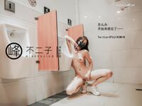 最新巔峰顏值超人氣新晉推特露出網紅女神▌峰不二子▌美穴塞入跳蛋玩滑下體都濕透了男廁幫路人小哥哥解決翹硬肉棒50P1V