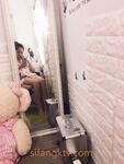 รอยแตกล่าสุด: ลูกสะใภ้จากครอบครัวที่ดีช่วยตัวเองที่บ้านโดยไม่มีผู้ชาย