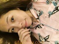 รอยแตกล่าสุด: ลูกสะใภ้จากครอบครัวที่ดีช่วยตัวเองที่บ้านโดยไม่มีผู้ชาย