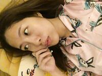 รอยแตกล่าสุด: ลูกสะใภ้จากครอบครัวที่ดีช่วยตัวเองที่บ้านโดยไม่มีผู้ชาย