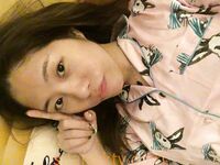 รอยแตกล่าสุด: ลูกสะใภ้จากครอบครัวที่ดีช่วยตัวเองที่บ้านโดยไม่มีผู้ชาย