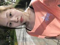 รอยแตกล่าสุด: ลูกสะใภ้จากครอบครัวที่ดีช่วยตัวเองที่บ้านโดยไม่มีผู้ชาย