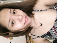 รอยแตกล่าสุด: ลูกสะใภ้จากครอบครัวที่ดีช่วยตัวเองที่บ้านโดยไม่มีผู้ชาย