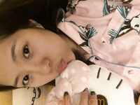 รอยแตกล่าสุด: ลูกสะใภ้จากครอบครัวที่ดีช่วยตัวเองที่บ้านโดยไม่มีผู้ชาย