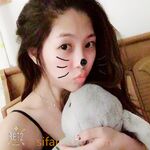 รอยแตกล่าสุด: ลูกสะใภ้จากครอบครัวที่ดีช่วยตัวเองที่บ้านโดยไม่มีผู้ชาย