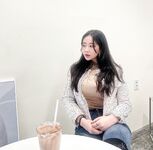 เทพธิดาแห่ง Twitter บันทึกการเปลี่ยนแปลงของเธอตั้งแต่สมัยเรียนจนถึงการตั้งครรภ์และการคลอดบุตร ในระหว่างตั้งครรภ์ เธอไปทะเลเพื่อขายนมโดยส่งด่วน เธอดื่มมันโดยตรงขณะนอนอยู่ในอ้อมแขนของเธอ