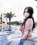 เทพธิดาแห่ง Twitter บันทึกการเปลี่ยนแปลงของเธอตั้งแต่สมัยเรียนจนถึงการตั้งครรภ์และการคลอดบุตร ในระหว่างตั้งครรภ์ เธอไปทะเลเพื่อขายนมโดยส่งด่วน เธอดื่มมันโดยตรงขณะนอนอยู่ในอ้อมแขนของเธอ