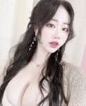 เทพธิดาแห่ง Twitter บันทึกการเปลี่ยนแปลงของเธอตั้งแต่สมัยเรียนจนถึงการตั้งครรภ์และการคลอดบุตร ในระหว่างตั้งครรภ์ เธอไปทะเลเพื่อขายนมโดยส่งด่วน เธอดื่มมันโดยตรงขณะนอนอยู่ในอ้อมแขนของเธอ