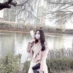 เทพธิดาแห่ง Twitter บันทึกการเปลี่ยนแปลงของเธอตั้งแต่สมัยเรียนจนถึงการตั้งครรภ์และการคลอดบุตร ในระหว่างตั้งครรภ์ เธอไปทะเลเพื่อขายนมโดยส่งด่วน เธอดื่มมันโดยตรงขณะนอนอยู่ในอ้อมแขนของเธอ