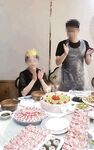 하이자오 커뮤니티의 근친상간 마스터 "어머니와 이모는 다리 모델입니다" 이모의 도움으로 마침내 어머니의 질에 삽입되었습니다.