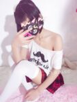오프 숄더 플레이드 스커트