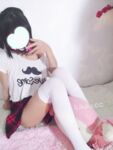 오프 숄더 플레이드 스커트