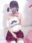 오프 숄더 플레이드 스커트