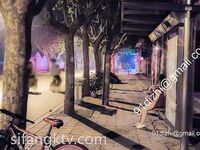 全裸出被十六個路人看光身體