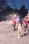 全裸出被十六個路人看光身體