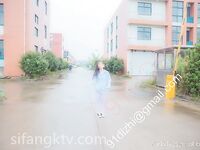 Đối diện ký túc xá nam, máy hút bụi bị lộ và bị theo dõi