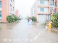 Đối diện ký túc xá nam, máy hút bụi bị lộ và bị theo dõi