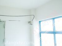 Đối diện ký túc xá nam, máy hút bụi bị lộ và bị theo dõi