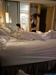 高顏模特身材氣質網紅女神【總在你背後TK】露臉淫亂私拍，女神調教成母狗給黃毛兄弟一起肏3P