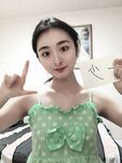 反差露臉美女應大神【一少】定製+19套情趣淫照 綠色衣服半身