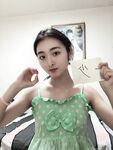 反差露臉美女應大神【一少】定製+19套情趣淫照 綠色衣服半身
