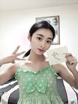 反差露臉美女應大神【一少】定製+19套情趣淫照 綠色衣服半身