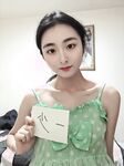反差露臉美女應大神【一少】定製+19套情趣淫照 綠色衣服半身