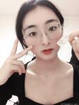 反差露臉美女應大神【一少】定製+19套情趣淫照 黑色衣服半身