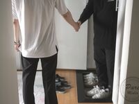 Thân hình nóng bỏng của Hina hoàn toàn khỏa thân và dầu là sức quyến rũ tột cùng. Các lỗ chân lông của bào ngư hổ trắng tươi non mềm mại vô cùng quyến rũ.