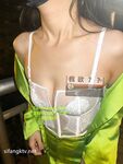 極品大長腿苗條身材陰釘騷妻【金秘書】福利2，公園超市各種人前露出放尿啪啪自慰，相當過癮