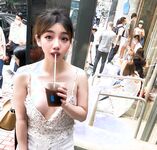 顔を見せることが最善策です！人々は見た目が清らかで、肌が白く、無毛で美しく、女の子を露出するのが大好きであるべきではありません[Yiliwen]を購読して、街頭のスーパーマーケットやショッピングモールでさまざまな人々の前で自分自身を露出させてください。