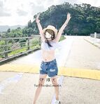 顔を見せることが最善策です！人々は見た目が清らかで、肌が白く、無毛で美しく、女の子を露出するのが大好きであるべきではありません[Yiliwen]を購読して、街頭のスーパーマーケットやショッピングモールでさまざまな人々の前で自分自身を露出させてください。