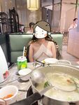 顔を見せることが最善策です！人々は見た目が清らかで、肌が白く、無毛で美しく、女の子を露出するのが大好きであるべきではありません[Yiliwen]を購読して、街頭のスーパーマーケットやショッピングモールでさまざまな人々の前で自分自身を露出させてください。