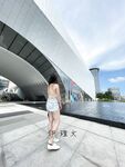 顔を見せることが最善策です！人々は見た目が清らかで、肌が白く、無毛で美しく、女の子を露出するのが大好きであるべきではありません[Yiliwen]を購読して、街頭のスーパーマーケットやショッピングモールでさまざまな人々の前で自分自身を露出させてください。