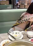 顔を見せることが最善策です！人々は見た目が清らかで、肌が白く、無毛で美しく、女の子を露出するのが大好きであるべきではありません[Yiliwen]を購読して、街頭のスーパーマーケットやショッピングモールでさまざまな人々の前で自分自身を露出させてください。