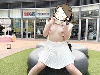 顔を見せることが最善策です！人々は見た目が清らかで、肌が白く、無毛で美しく、女の子を露出するのが大好きであるべきではありません[Yiliwen]を購読して、街頭のスーパーマーケットやショッピングモールでさまざまな人々の前で自分自身を露出させてください。