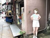 顔を見せることが最善策です！人々は見た目が清らかで、肌が白く、無毛で美しく、女の子を露出するのが大好きであるべきではありません[Yiliwen]を購読して、街頭のスーパーマーケットやショッピングモールでさまざまな人々の前で自分自身を露出させてください。