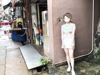 顔を見せることが最善策です！人々は見た目が清らかで、肌が白く、無毛で美しく、女の子を露出するのが大好きであるべきではありません[Yiliwen]を購読して、街頭のスーパーマーケットやショッピングモールでさまざまな人々の前で自分自身を露出させてください。
