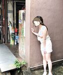 顔を見せることが最善策です！人々は見た目が清らかで、肌が白く、無毛で美しく、女の子を露出するのが大好きであるべきではありません[Yiliwen]を購読して、街頭のスーパーマーケットやショッピングモールでさまざまな人々の前で自分自身を露出させてください。