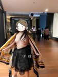 顔を見せることが最善策です！人々は見た目が清らかで、肌が白く、無毛で美しく、女の子を露出するのが大好きであるべきではありません[Yiliwen]を購読して、街頭のスーパーマーケットやショッピングモールでさまざまな人々の前で自分自身を露出させてください。