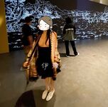 顔を見せることが最善策です！人々は見た目が清らかで、肌が白く、無毛で美しく、女の子を露出するのが大好きであるべきではありません[Yiliwen]を購読して、街頭のスーパーマーケットやショッピングモールでさまざまな人々の前で自分自身を露出させてください。