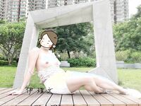 顔を見せることが最善策です！人々は見た目が清らかで、肌が白く、無毛で美しく、女の子を露出するのが大好きであるべきではありません[Yiliwen]を購読して、街頭のスーパーマーケットやショッピングモールでさまざまな人々の前で自分自身を露出させてください。