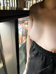 顔を見せることが最善策です！人々は見た目が清らかで、肌が白く、無毛で美しく、女の子を露出するのが大好きであるべきではありません[Yiliwen]を購読して、街頭のスーパーマーケットやショッピングモールでさまざまな人々の前で自分自身を露出させてください。