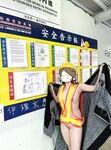 顔を見せることが最善策です！人々は見た目が清らかで、肌が白く、無毛で美しく、女の子を露出するのが大好きであるべきではありません[Yiliwen]を購読して、街頭のスーパーマーケットやショッピングモールでさまざまな人々の前で自分自身を露出させてください。