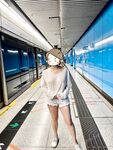 顔を見せることが最善策です！人々は見た目が清らかで、肌が白く、無毛で美しく、女の子を露出するのが大好きであるべきではありません[Yiliwen]を購読して、街頭のスーパーマーケットやショッピングモールでさまざまな人々の前で自分自身を露出させてください。
